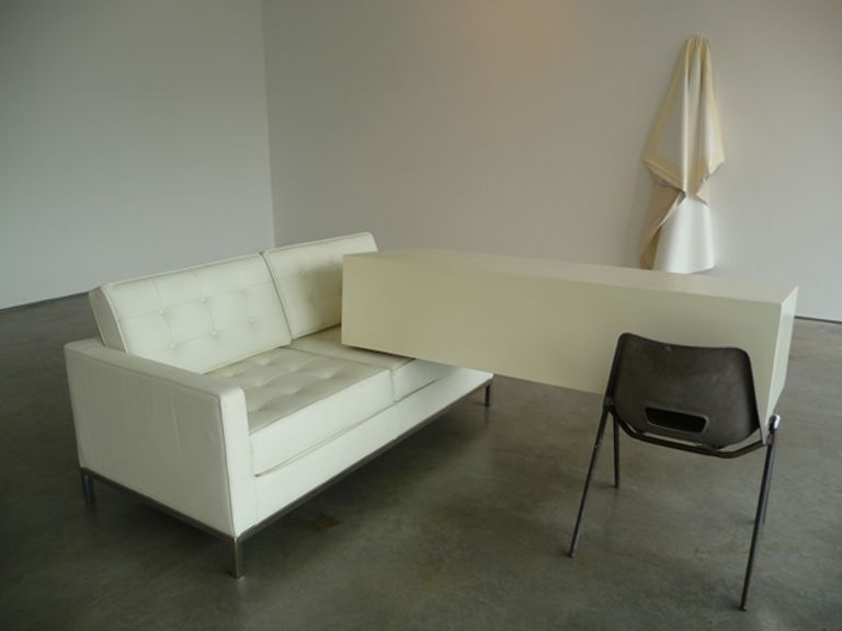 Momardi Moments: My Serendipity Meeting with Angela de la Cruz at the Lisson Gallery