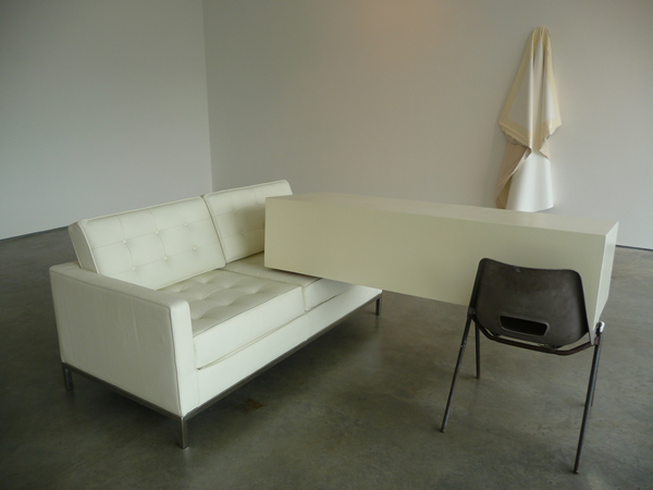 Momardi Moments: My Serendipity Meeting with Angela de la Cruz at the Lisson Gallery